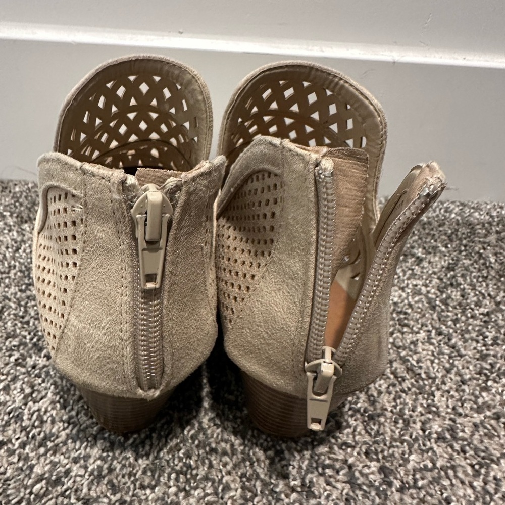 Boots - Picture 4 of 5